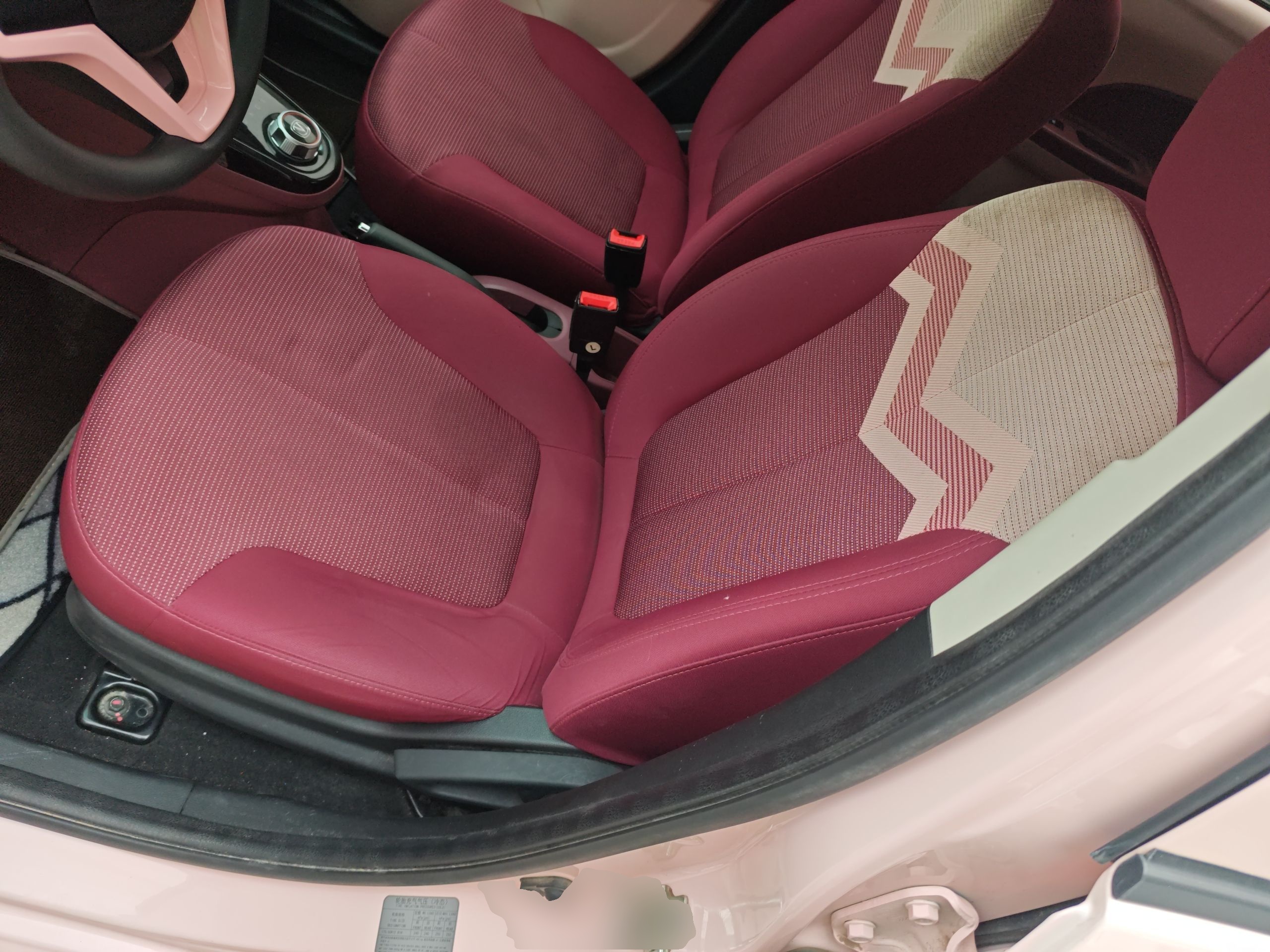 المقاعد الأمامية داخل السيارة