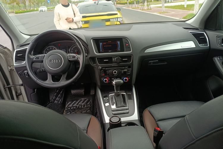 Used Audi Q5 2018 Collector's Edition 40 TFSI Technology Model Center Console