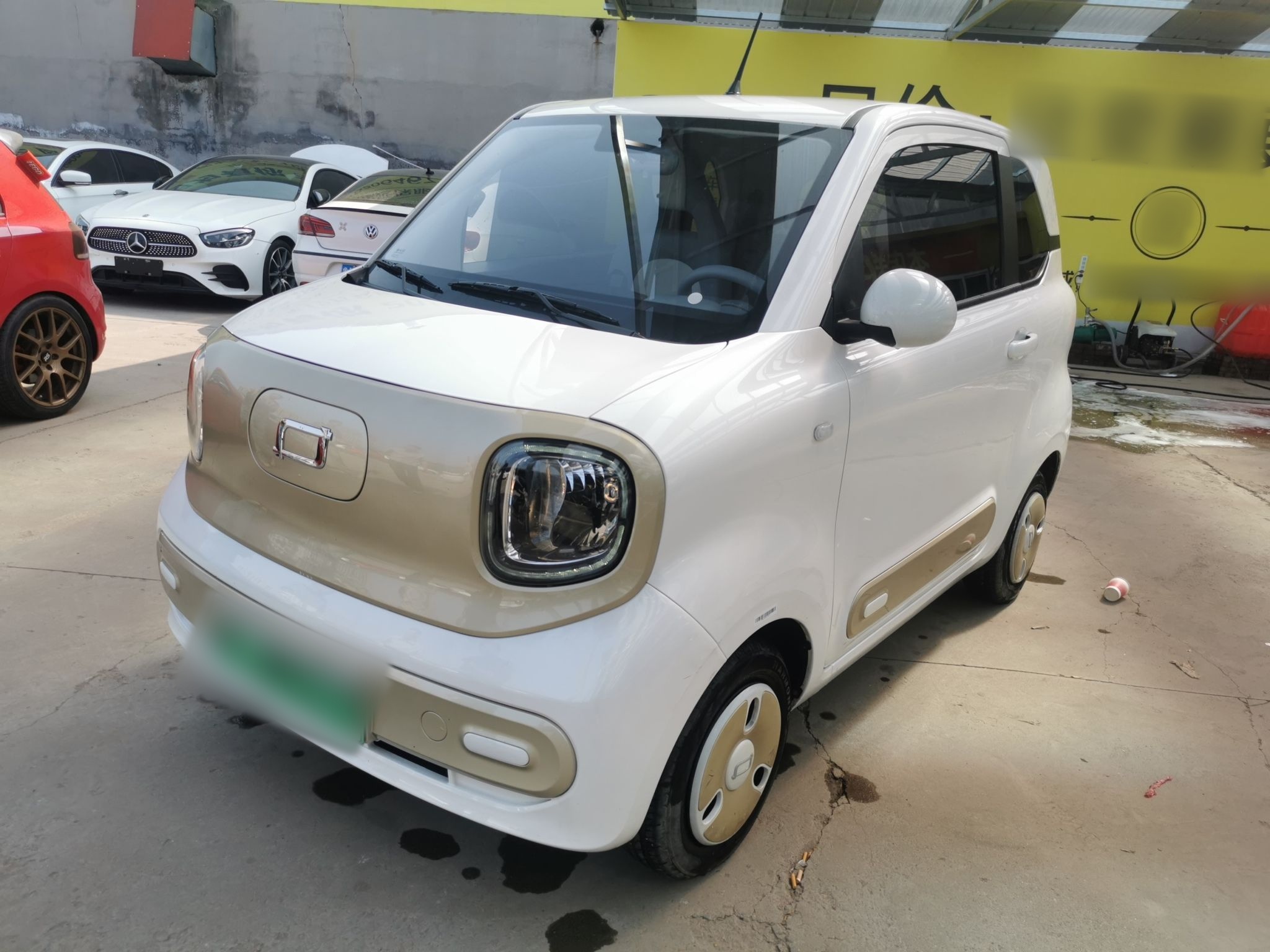 تحت مقدمة السيارة