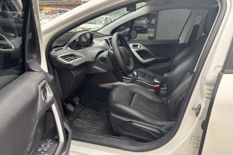 Used Peugeot 2008 2014 1.6L Manual Fashion Edition Interior 4