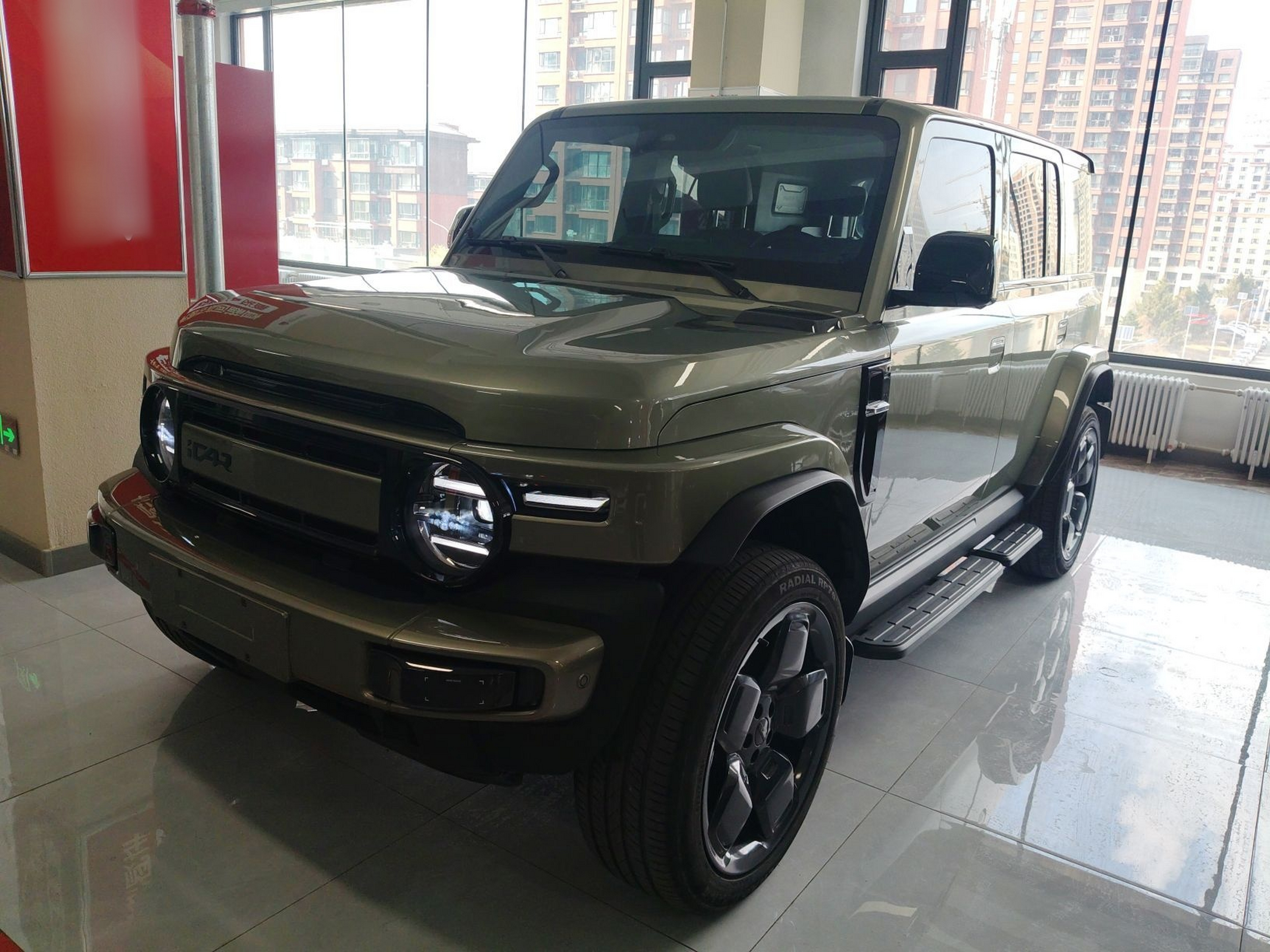 تحت مقدمة السيارة