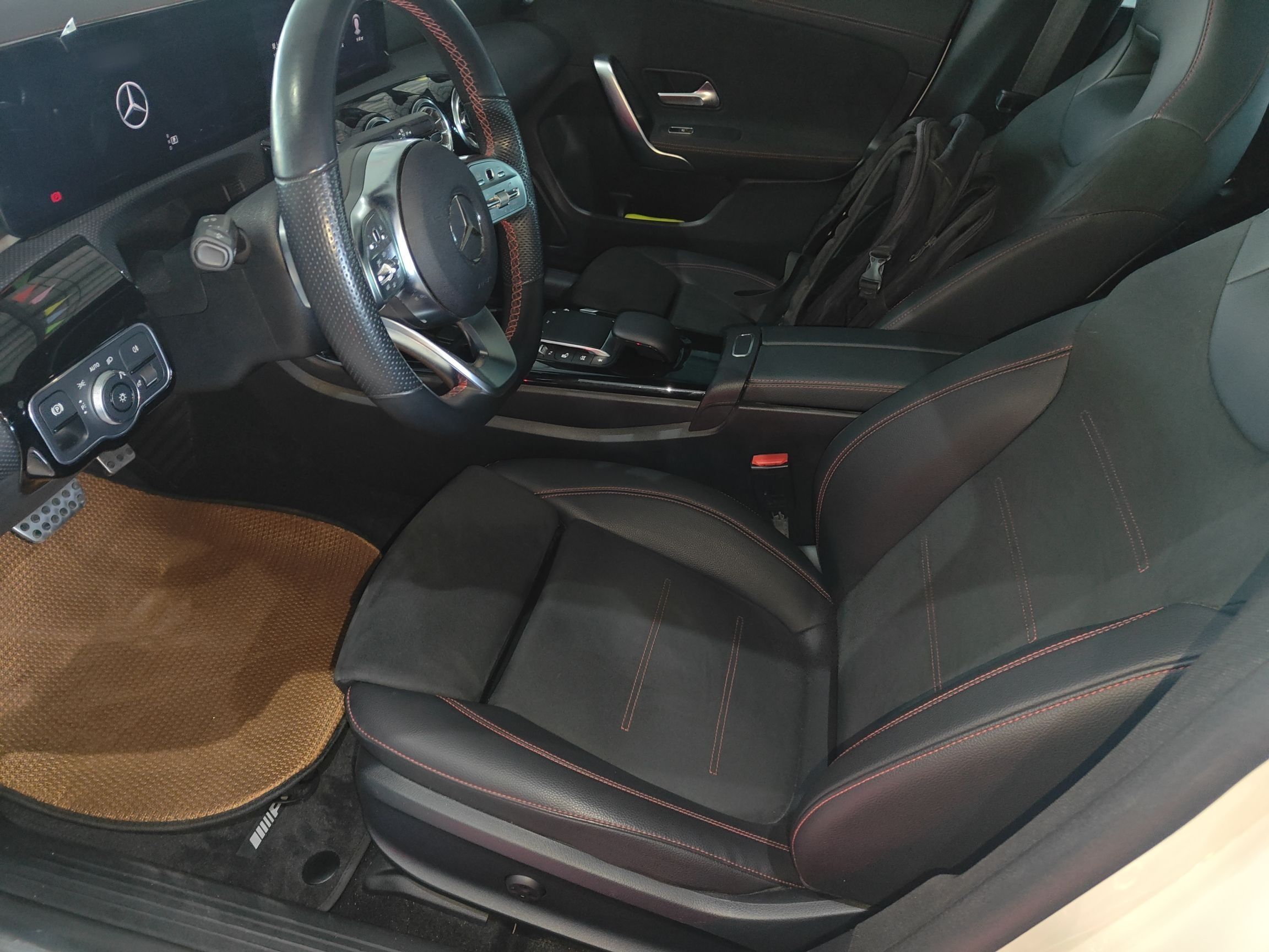 Переднее сиденье в автомобиле