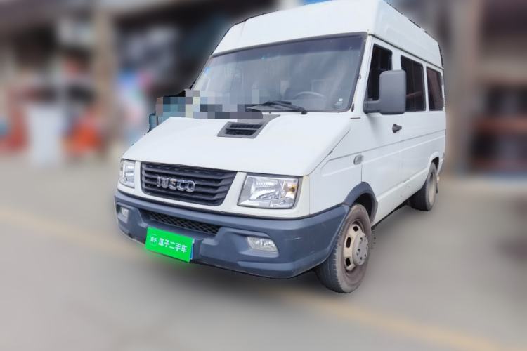 Used Iveco Daily 2020 2.5T A35 Passenger Van with Dual Tires Mid-Roof Design 5-9 Seater Side-Sliding Door Euro VI Standard