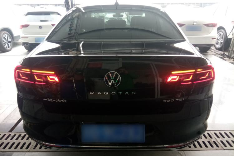 Used Volkswagen Magotan 2025 Zhongxiang Version 330TSI DSG Luxury Edition Rear
