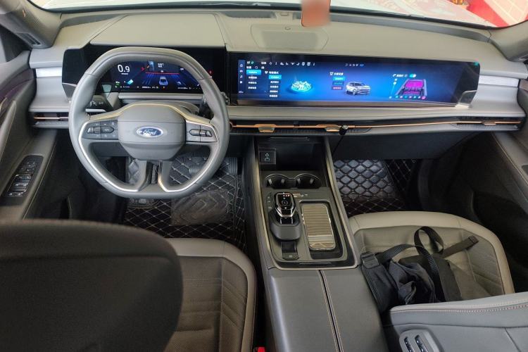 Used Ford Edge 2023 Ford Explorer L 2.0T EcoBoost Four-Wheel Drive 7-Seater Supreme Model Center Console