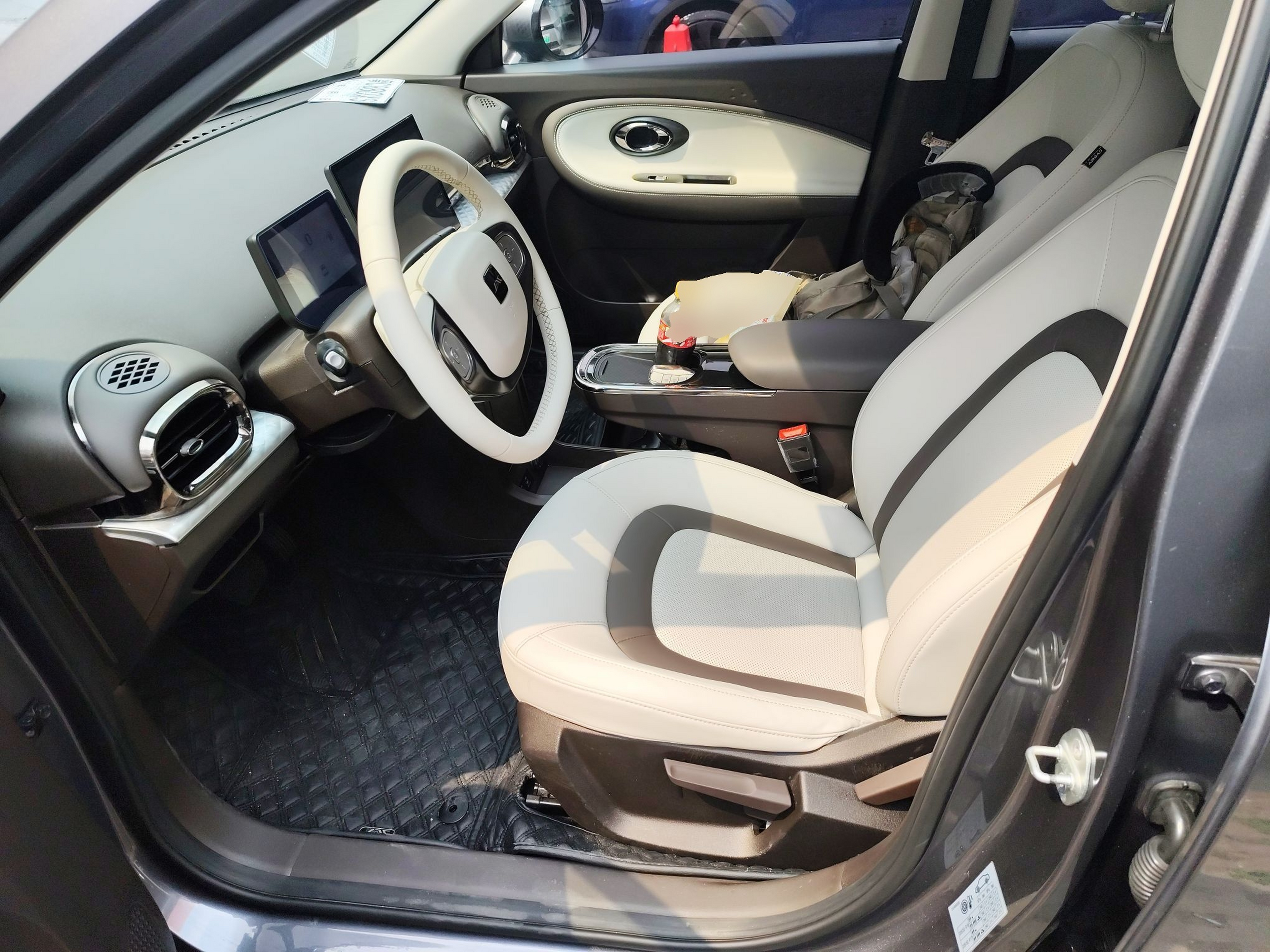 المقاعد الأمامية داخل السيارة