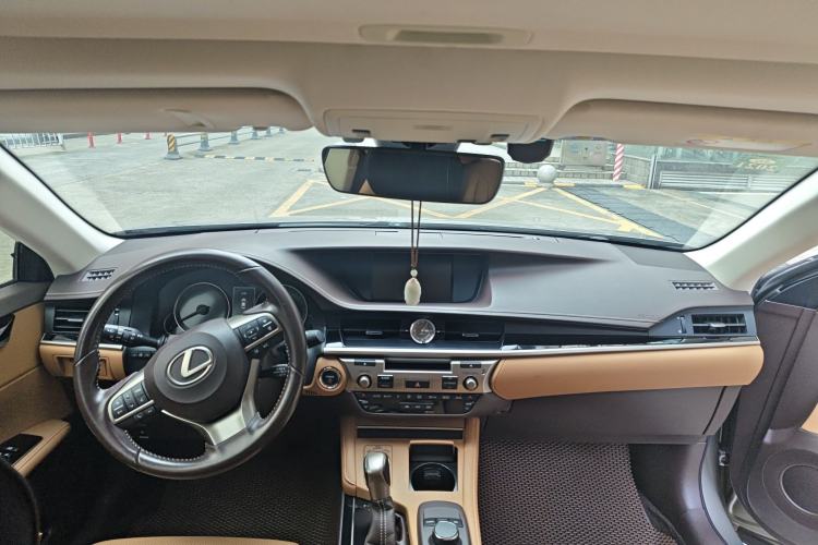 Used Lexus ES 2015 300h Comfort Edition Interior 2