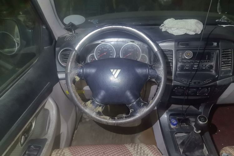 Used Foton Scenic 2010 2.8T Express Classic Short-Wheelbase Low-Roof Version 95 HP Equipped with 4JB1T Engine Steering Wheel