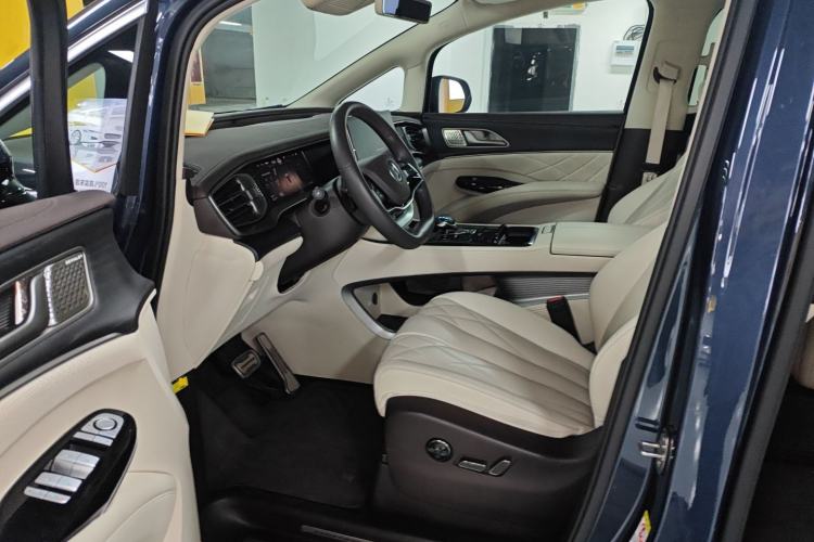 Used Denza D9 2025 DM-i Intelligent Drive 1020 Four-Wheel Drive Flagship Model
