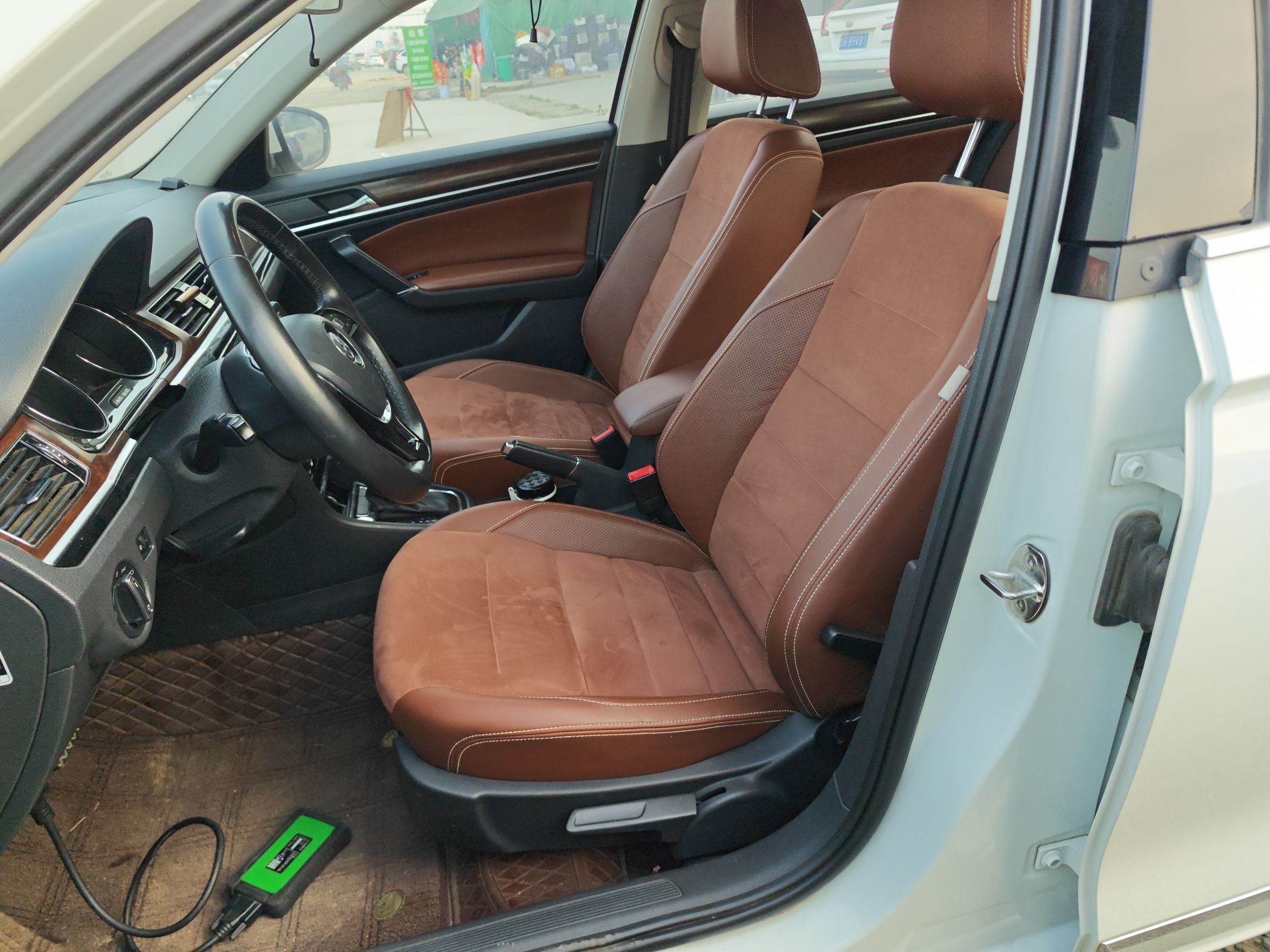 Переднее сиденье в автомобиле