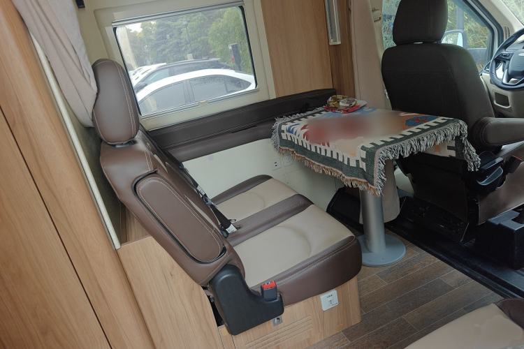 Used SAIC MAXUS V90 RV 2021 2.0T Lifestyle V90 Self-Propelled Class-C RV Flagship Edition with a Small Front Overhead Bed
