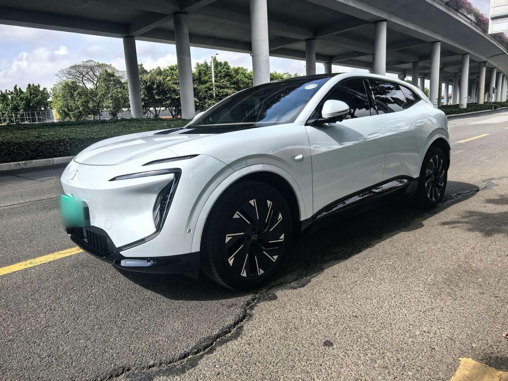 Под передней частью автомобиля