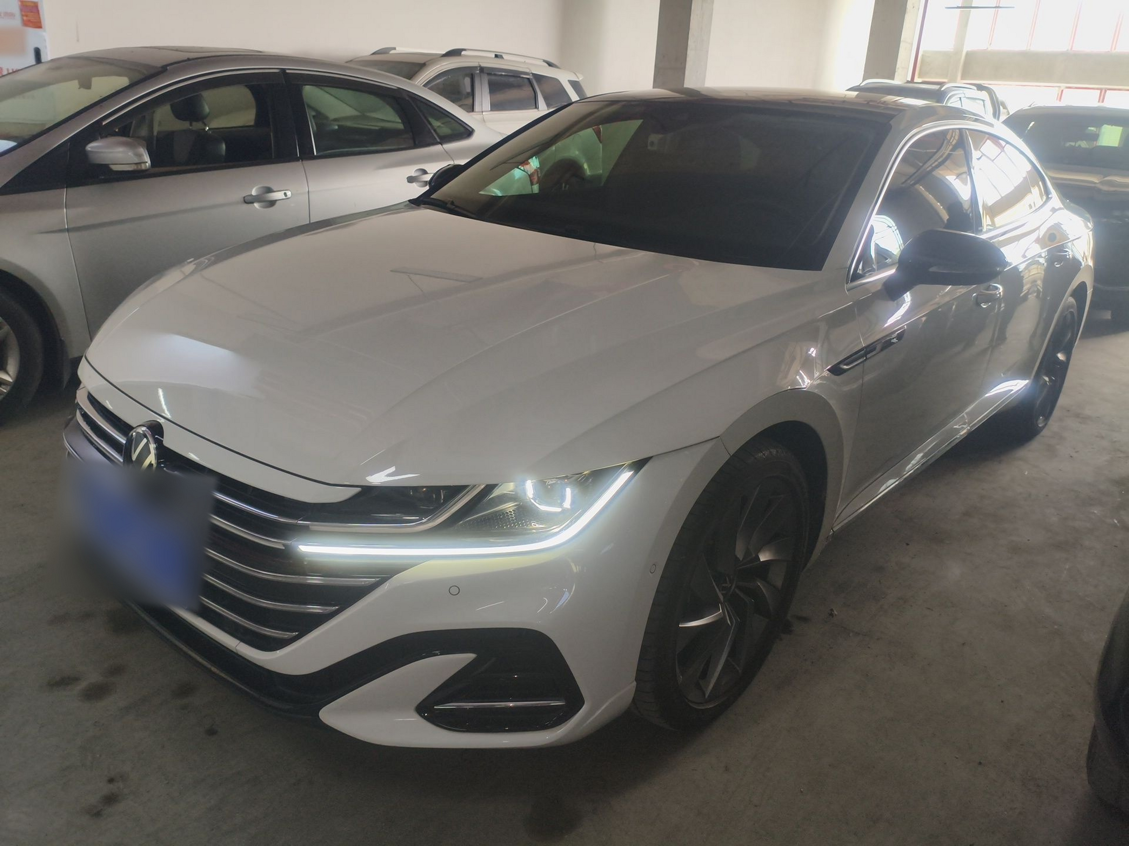 تحت مقدمة السيارة