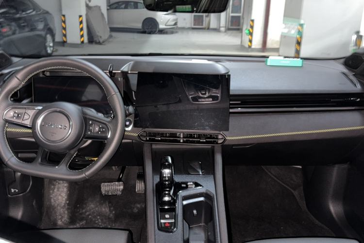 Used Lynk & Co 03 2023 1.5T EM-F PM Center Console