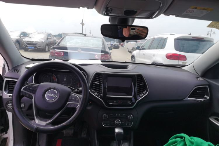 Used Jeep Cherokee 2019 2.0T Two-Wheel Drive Smart Enjoyment Version China V
