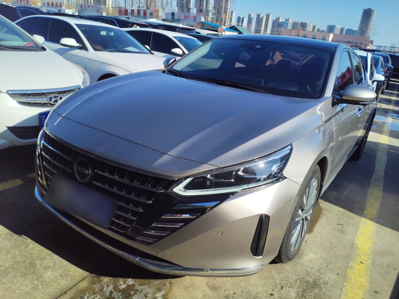 Под передней частью автомобиля