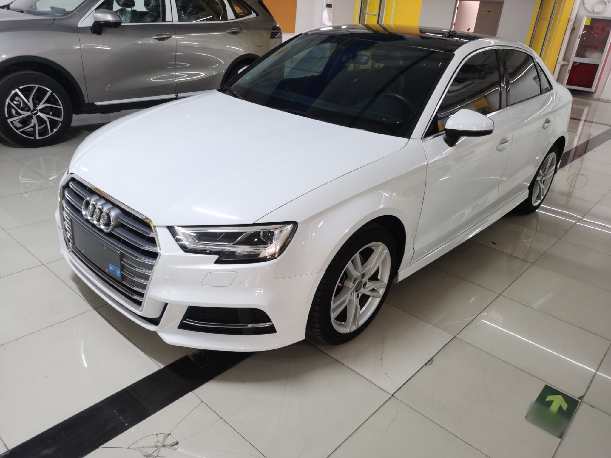 Под передней частью автомобиля