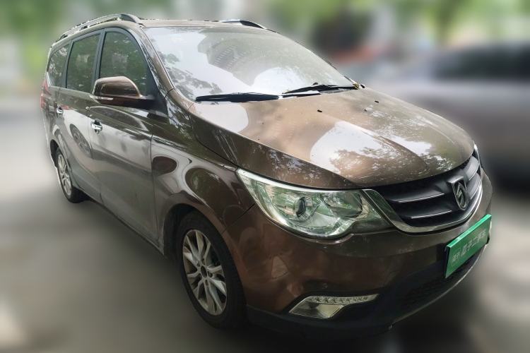 Used Baojun 730 2014 1.5L manual luxury trim 7 seats Front Right 45 Deg