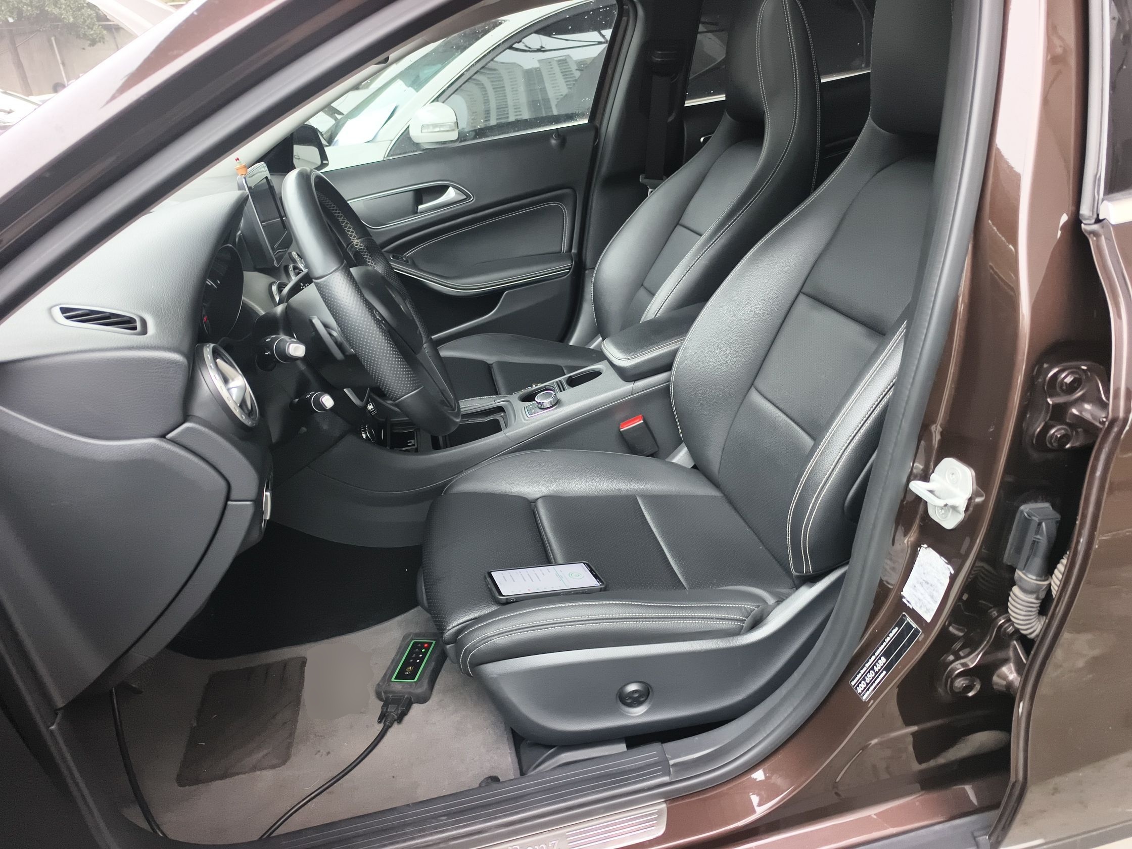 المقاعد الأمامية داخل السيارة