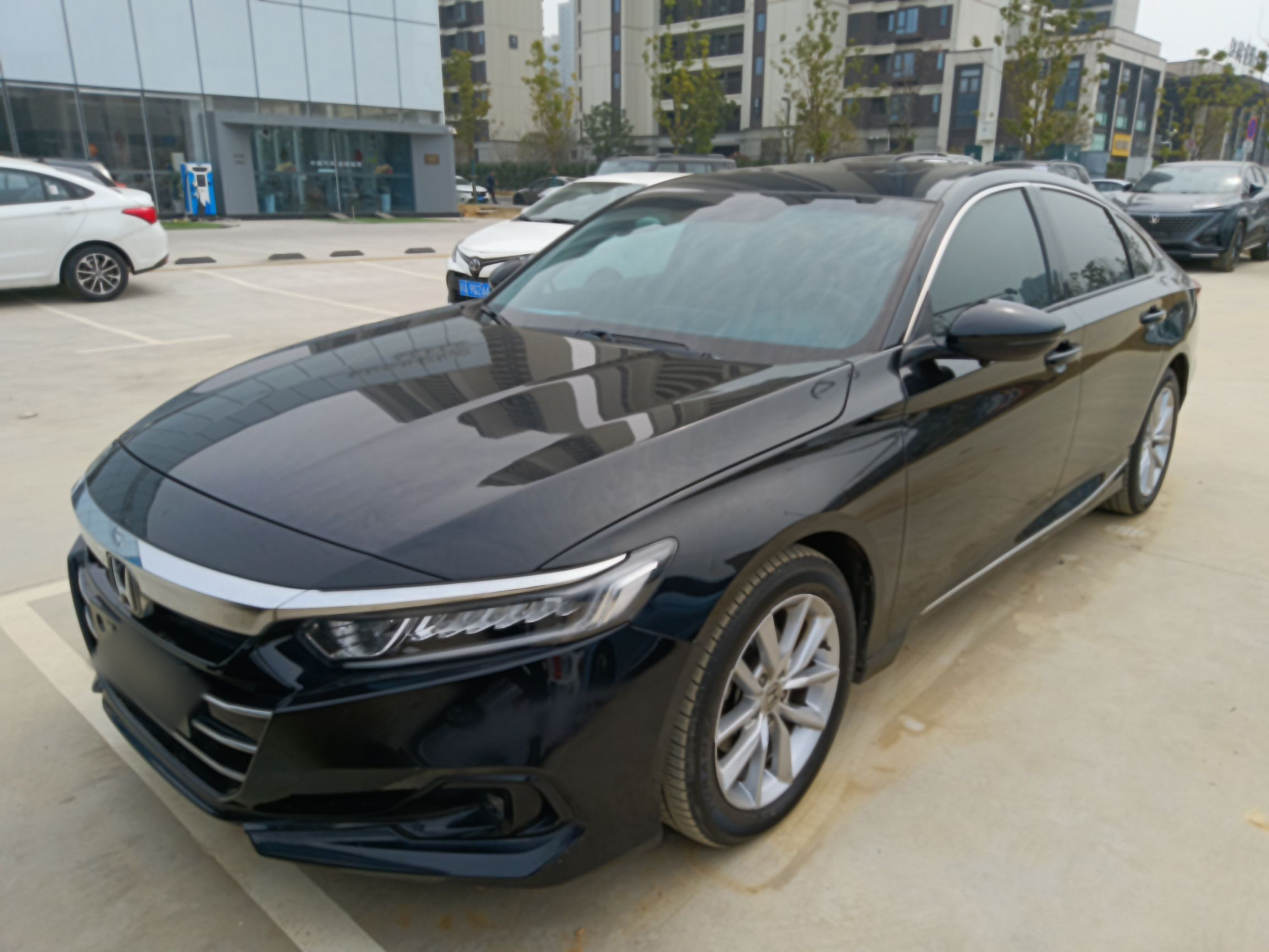 Под передней частью автомобиля