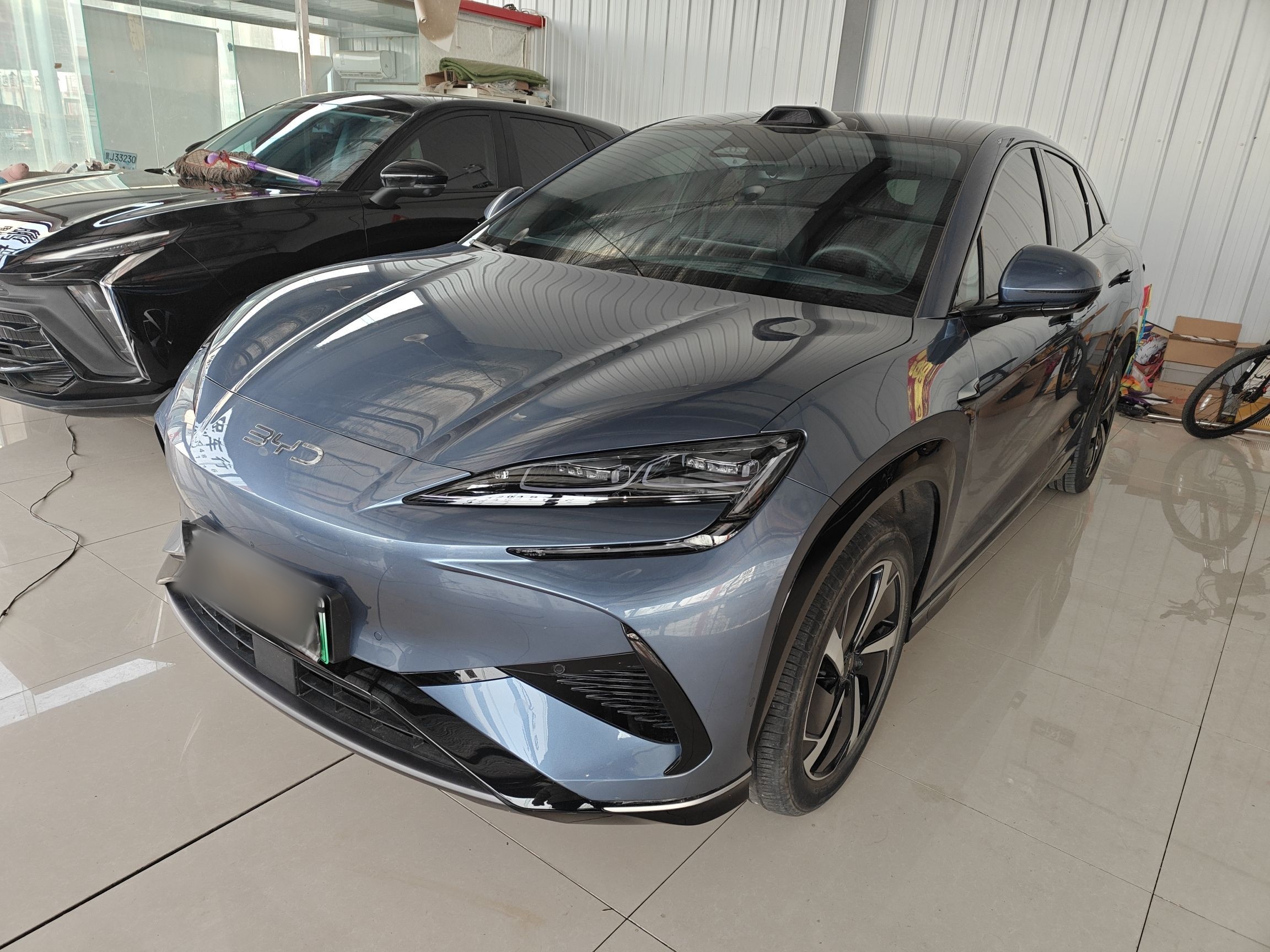 Под передней частью автомобиля