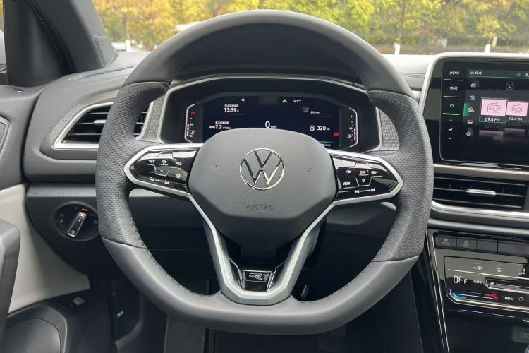 Used Volkswagen T-ROC 2025 Facelift Model 2 300TSI DSG Two-Wheel Drive Chenguang Edition
