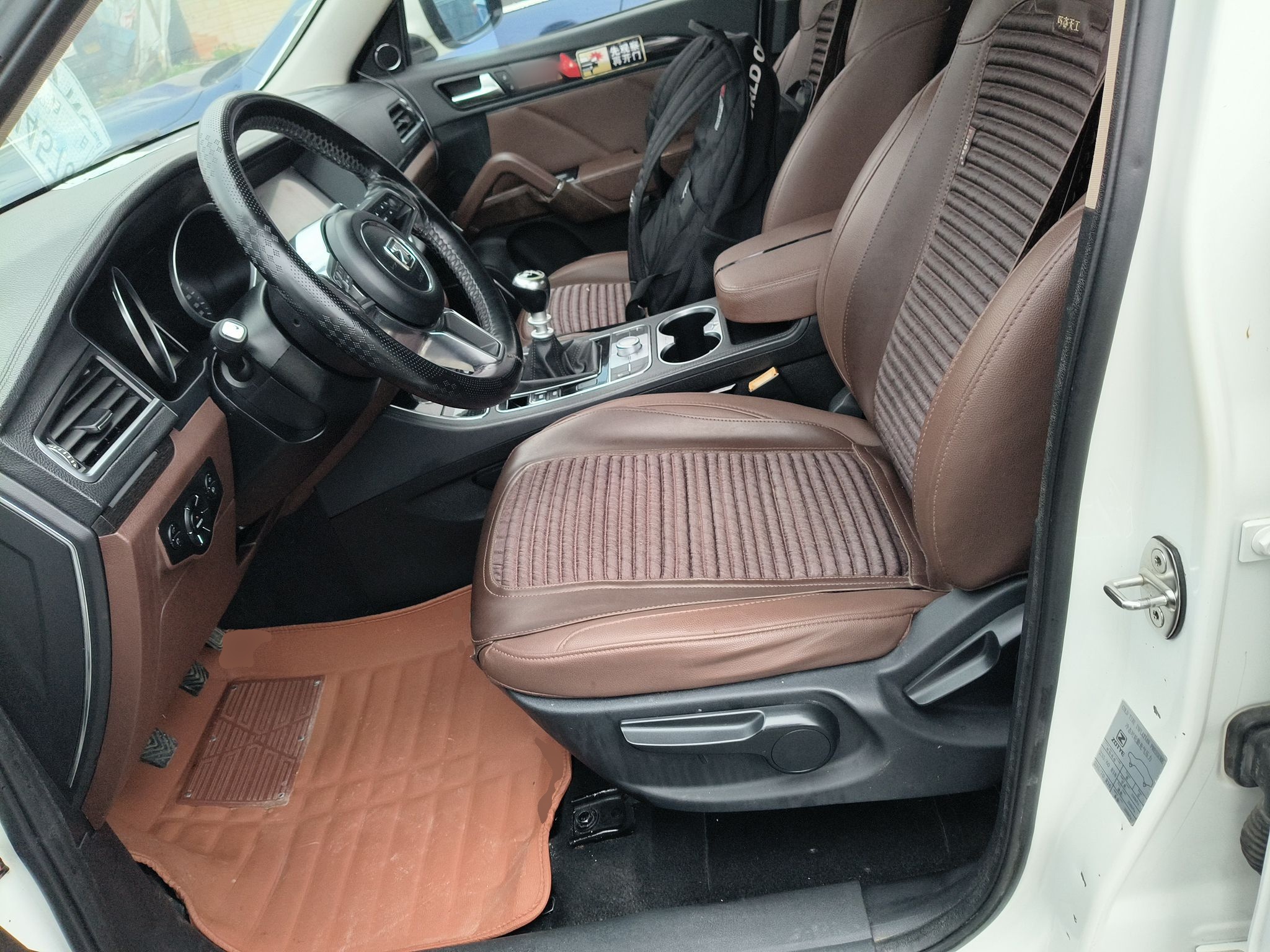 Переднее сиденье в автомобиле