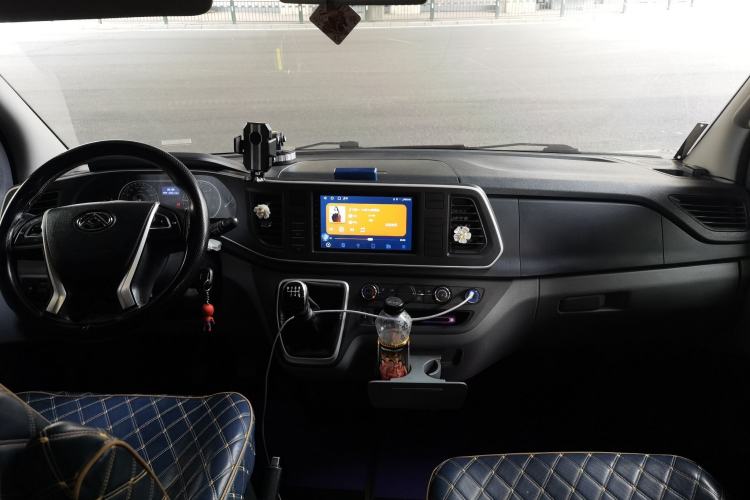 Used SAIC MAXUS Xintu V80 2021 2.0T PLUS Manual City Edition Short Wheelbase Ultra-Low Roof—7/8/9-Seater Center Console