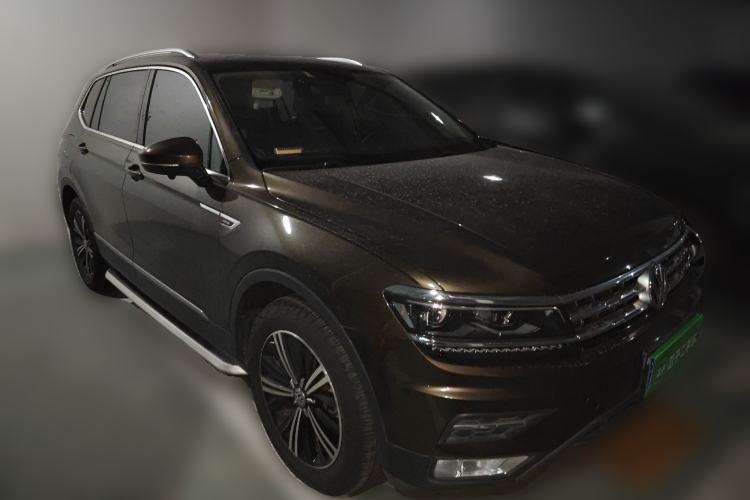 Used Volkswagen Tiguan L 2017 380TSI Automatic All-Wheel-Drive Luxury Edition Front Right 45 Deg