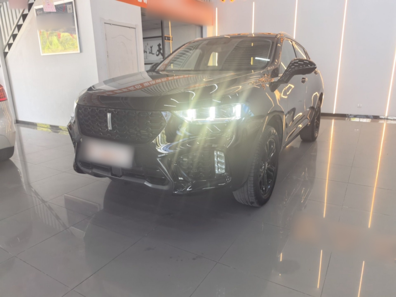 تحت مقدمة السيارة