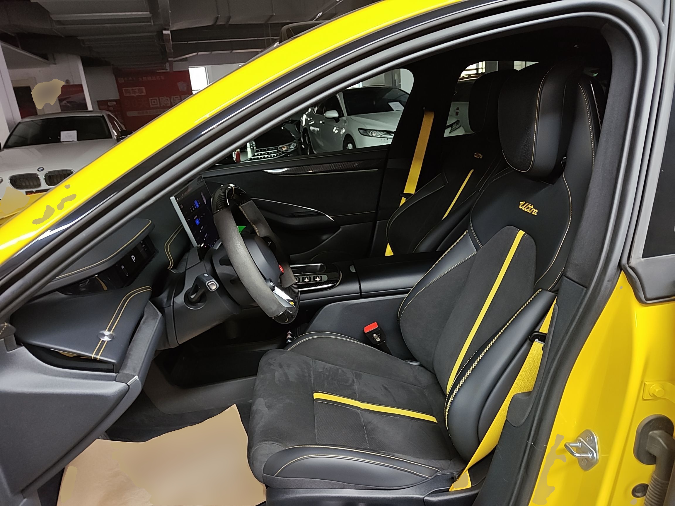 المقاعد الأمامية داخل السيارة