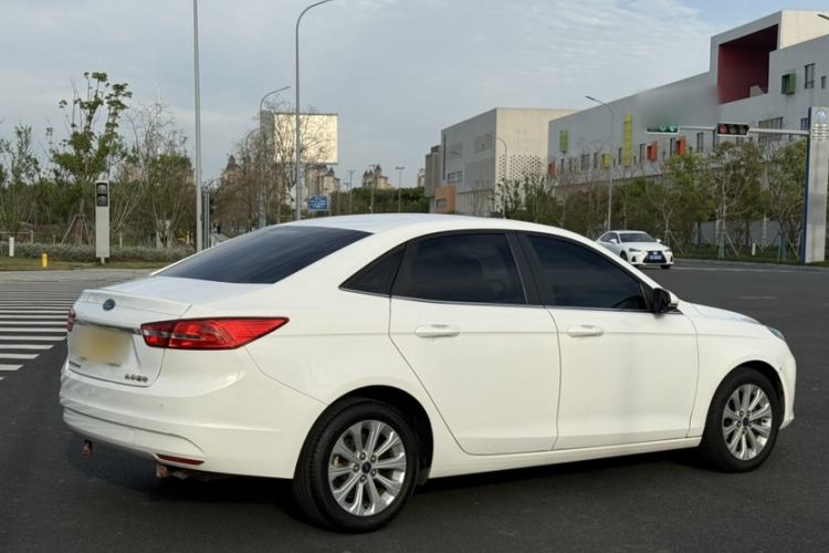 Used Ford Escort 2015 1.5L Automatic Fashion Model Exterior 9