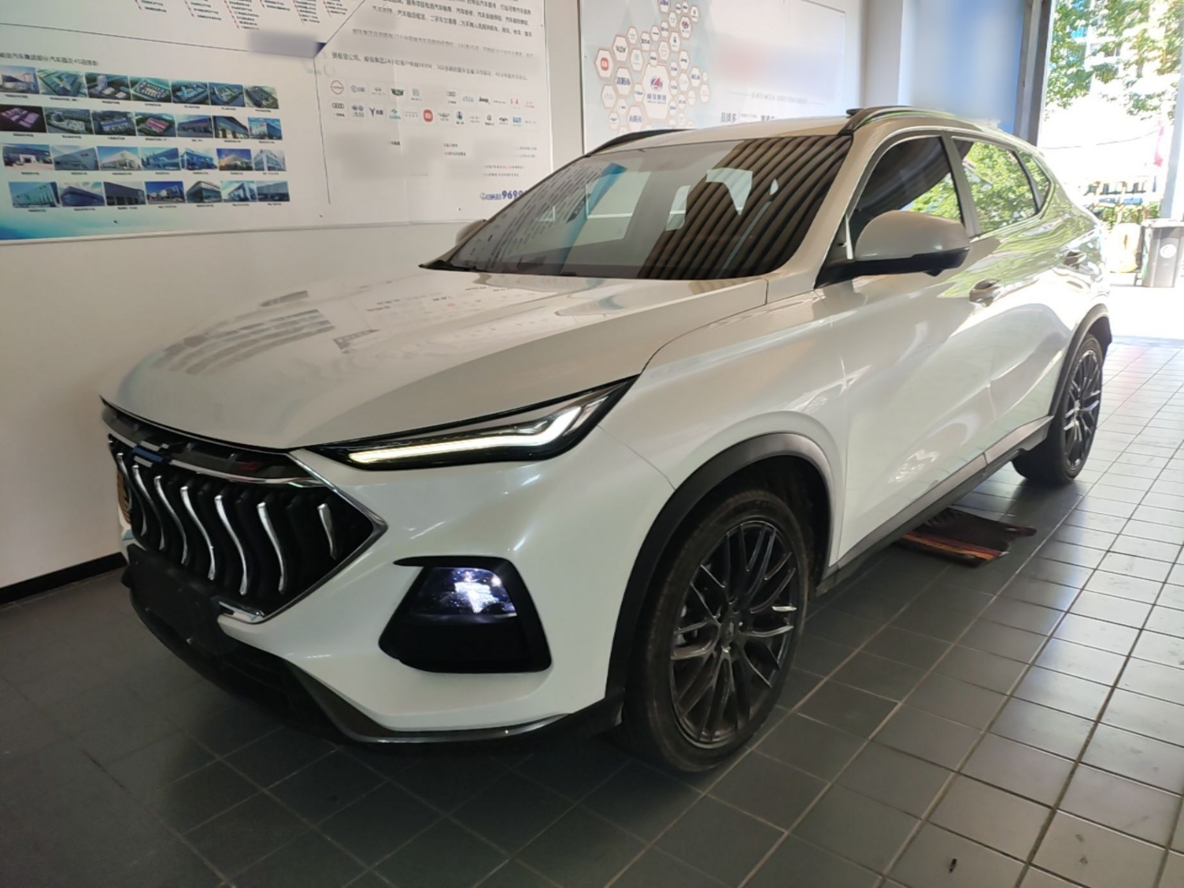 Под передней частью автомобиля