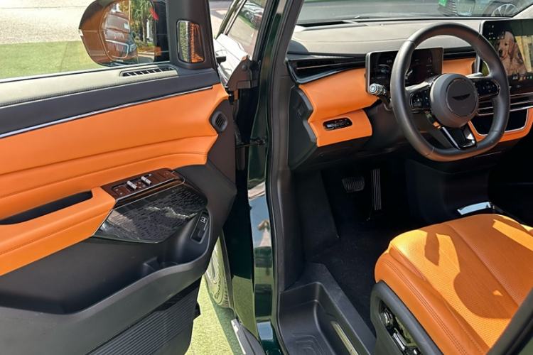 Used Geely Galaxy LEVC L380 2024 140-Degree 6-Seater All-Wheel-Drive Ultra Interior 4