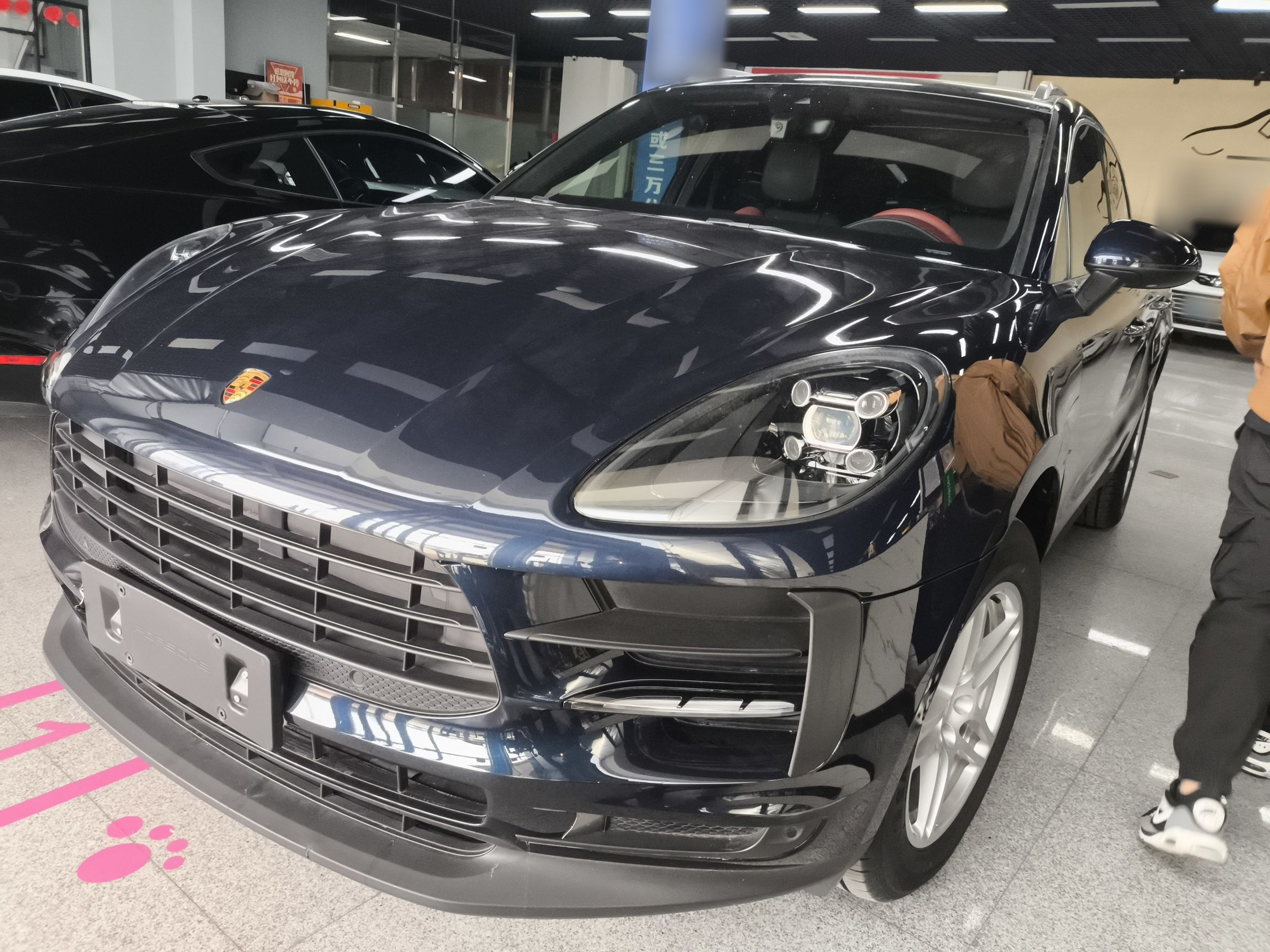 تحت مقدمة السيارة