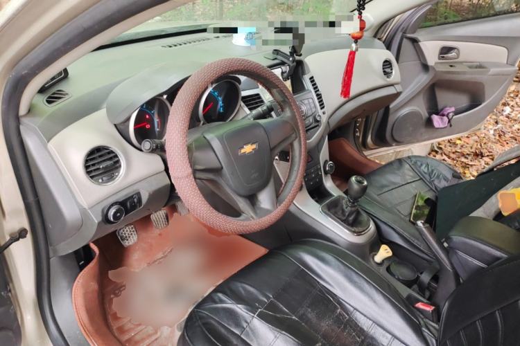 Used Chevrolet Cruze 2013 1.6L SL MT Center Console