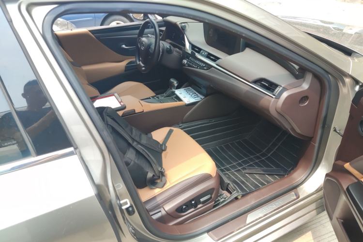 Used Lexus ES 2020 300h Premier Edition Right Front Seat