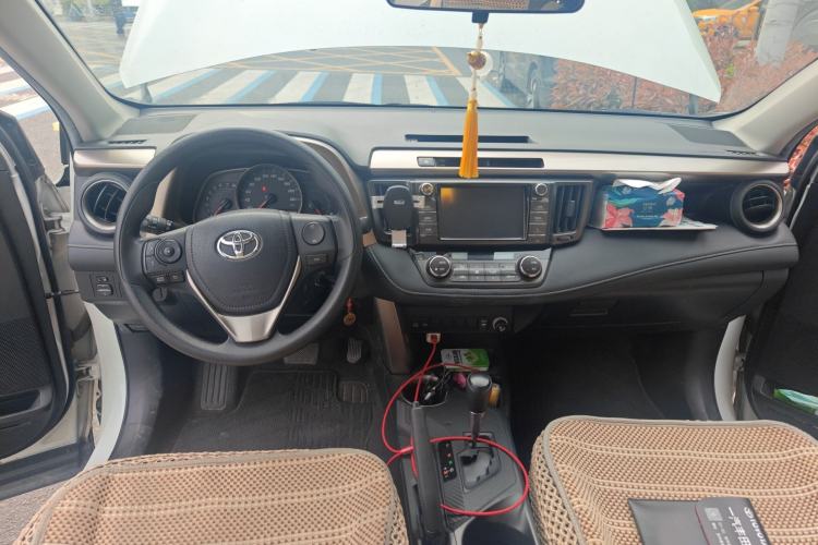 Used Toyota RAV4 2015 2.0L CVT Two-Wheel Drive Fashion Edition Center Console