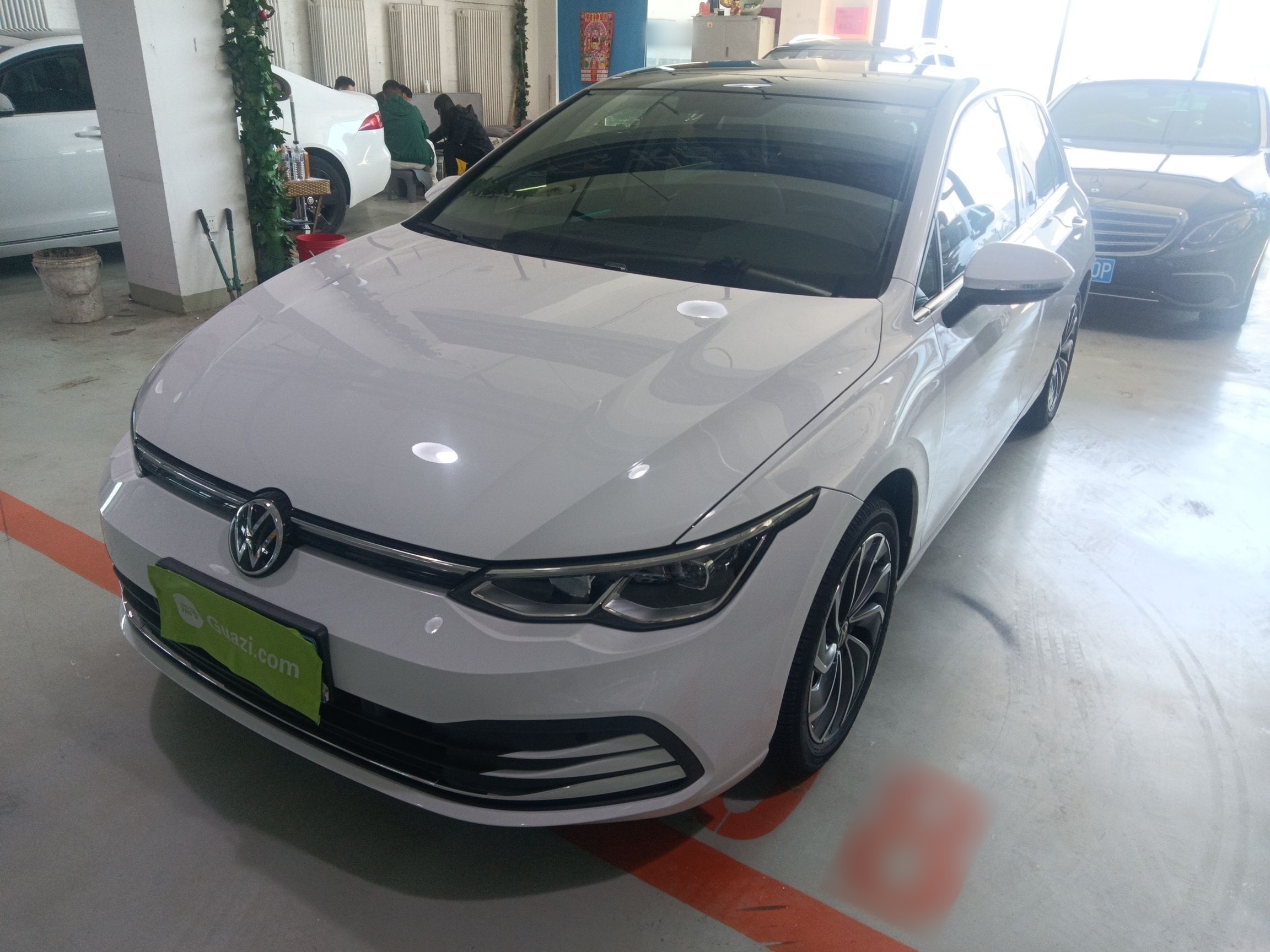 Под передней частью автомобиля