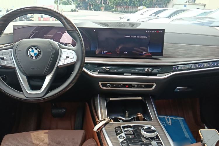 Used BMW X7 2023 xDrive40i Luxury Package with Leading Features Center Console