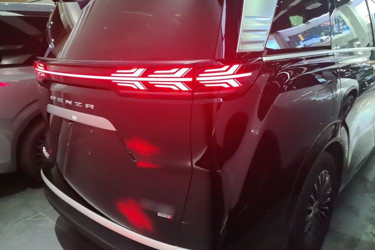 Used Denza D9 2025 DM-i Intelligent Drive 1020 Four-Wheel Drive Flagship Model
