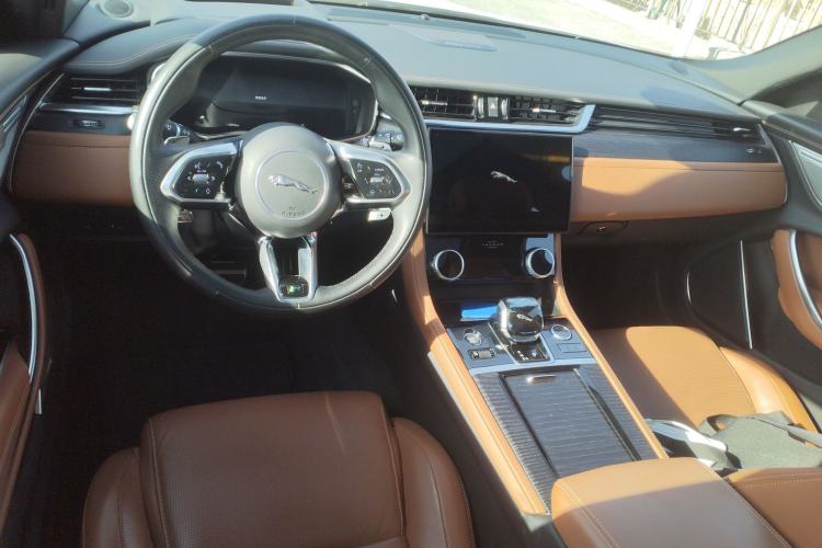 Used Jaguar XFL 2024 2.0T P300 Four-Wheel Drive Flagship Sport Gold Edition Center Console