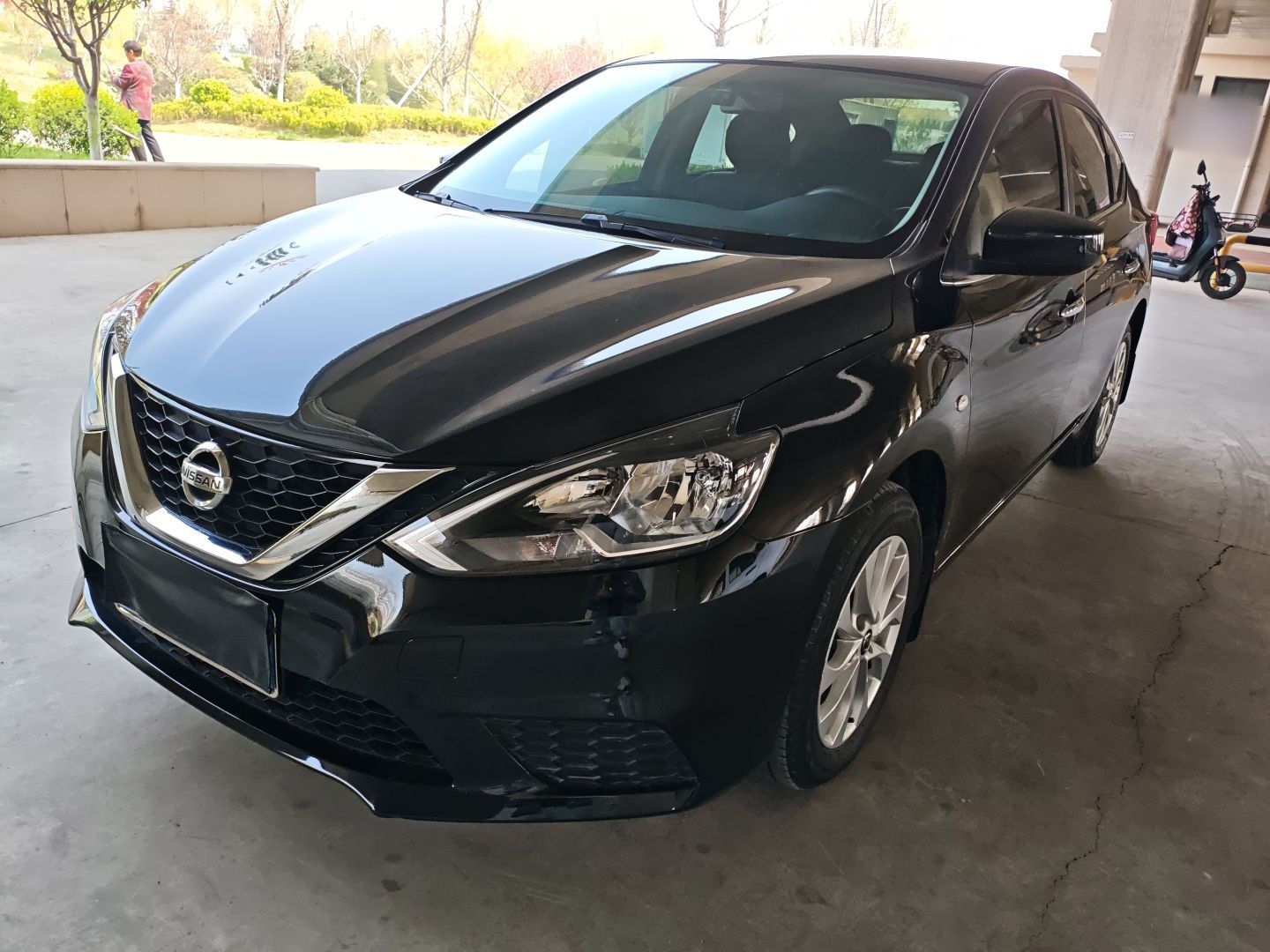 Под передней частью автомобиля