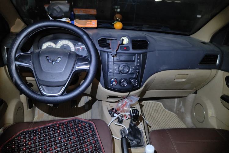 Used Wuling Hongguang 2013 1.5L S Comfort Model Center Console