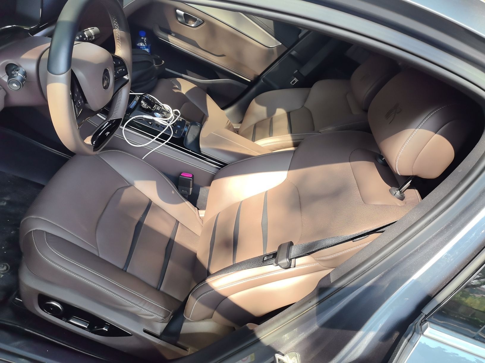 Переднее сиденье в автомобиле