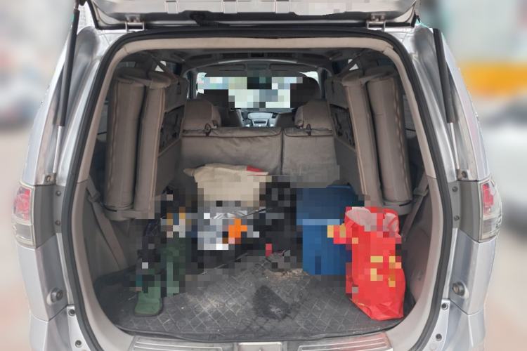 Used Mitsubishi Zinger 2011 2.0L Manual Transmission Luxury Version Trunk