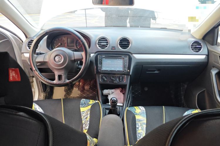 Used Volkswagen Jetta 2015 Zhuihui Edition 1.6L Manual Comfort Model Center Console