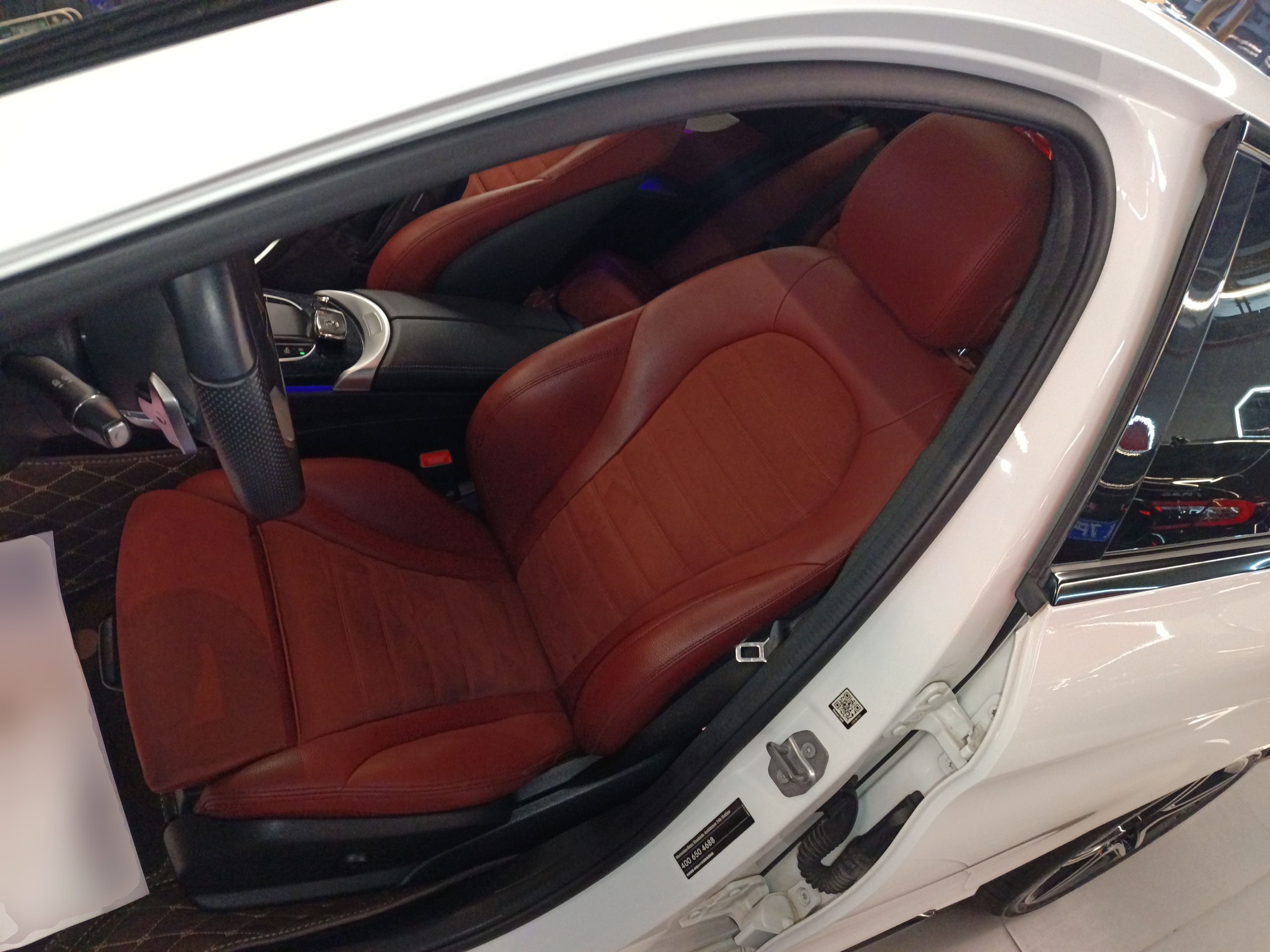 المقاعد الأمامية داخل السيارة