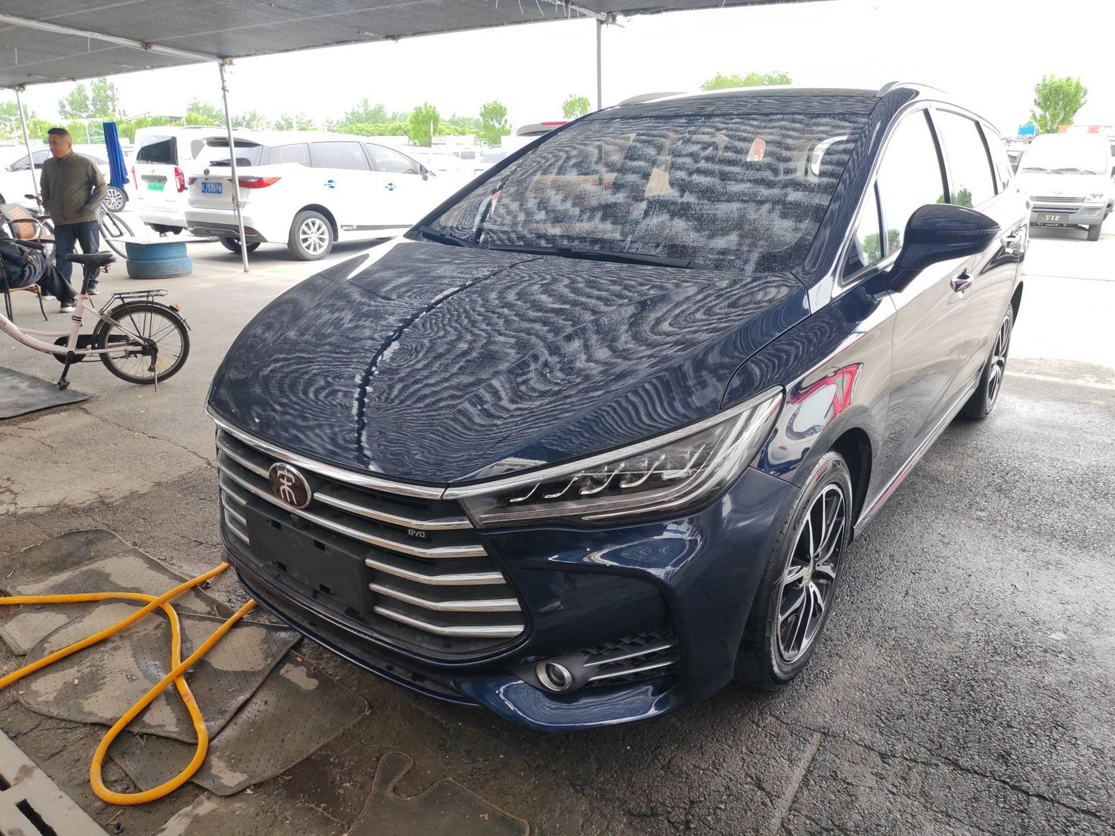 تحت مقدمة السيارة