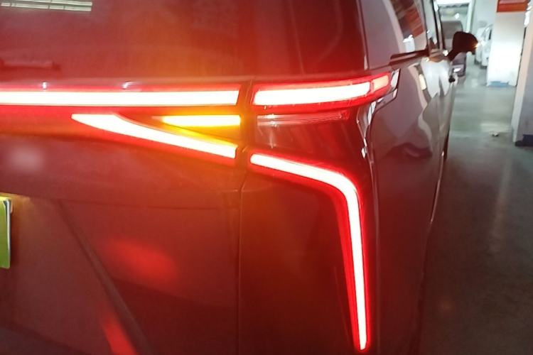 Used SAIC MAXUS G90 2022 2.0T Xingyun Seven-Seater Version Right Rear Taillight